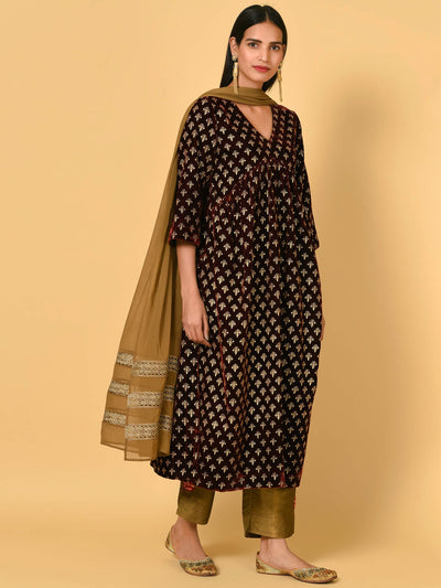 Spotlight in the Maroon and Gold Kurta Pant and Dupatta set