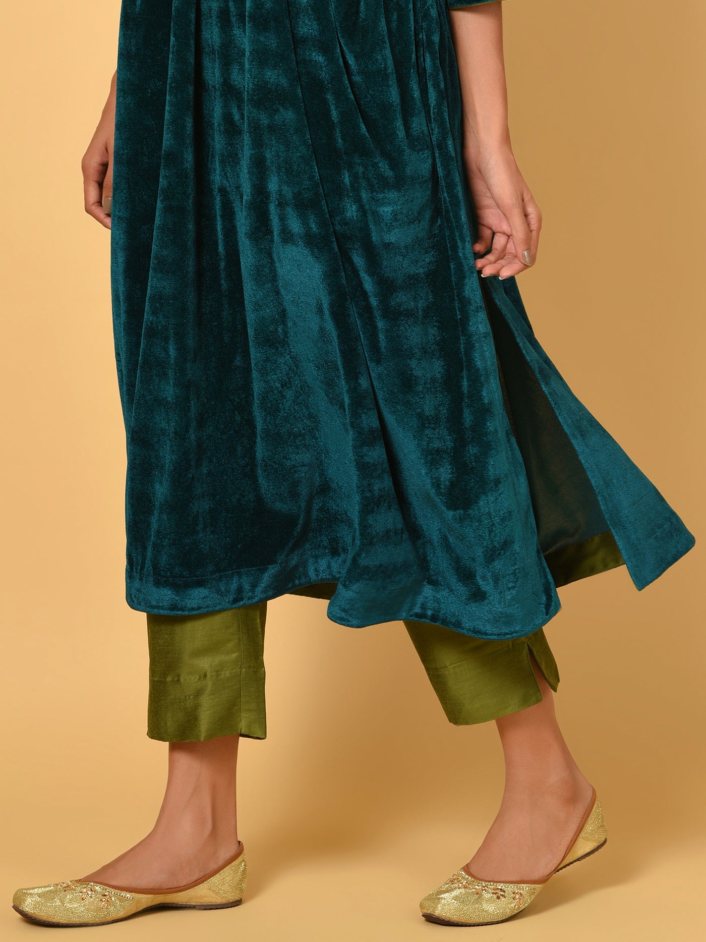 Ceramic Blue velvet Kurta Pant and Dupatta set